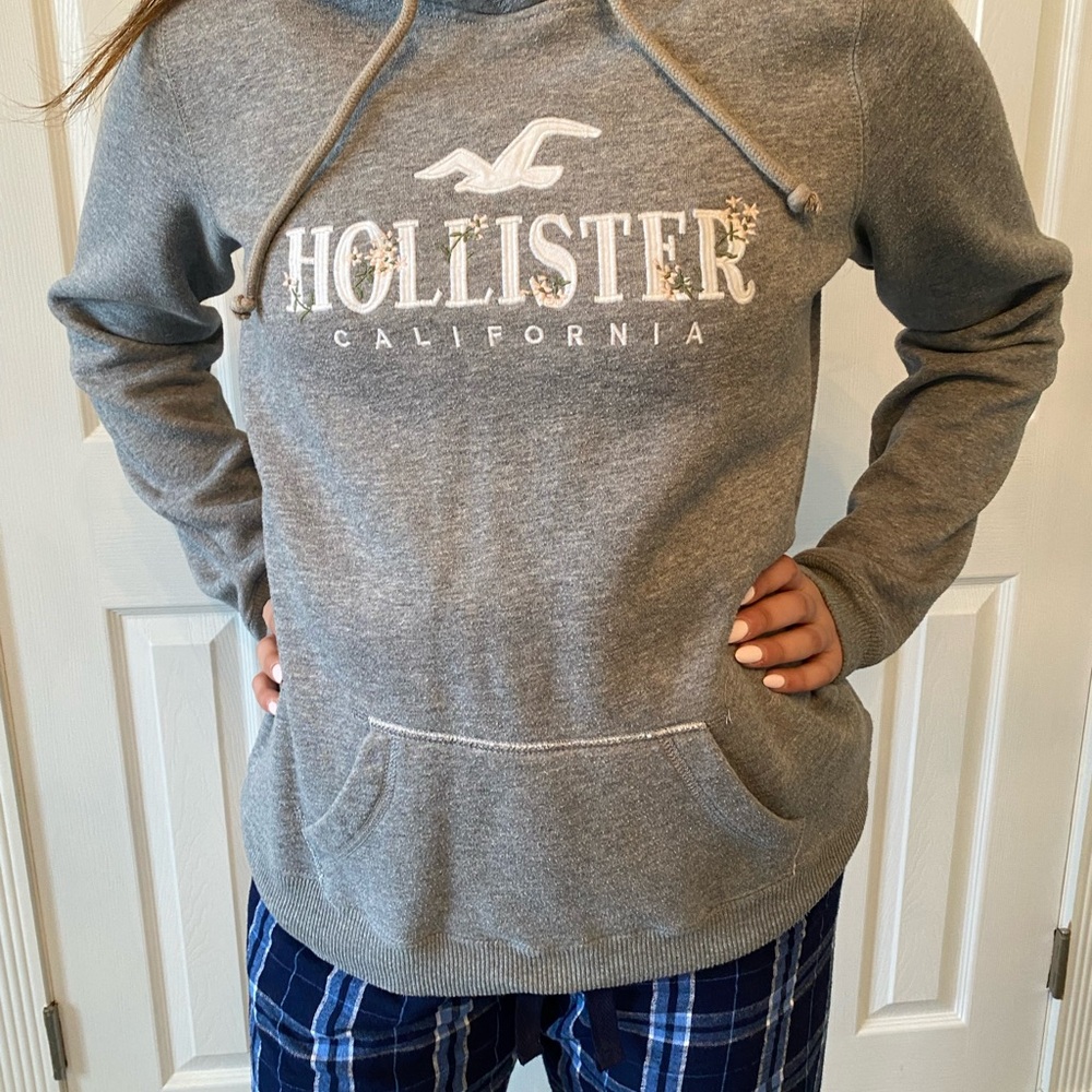 Hollister Gray Hoodie with floral letters.  Women’s size medium.  Great Cond
